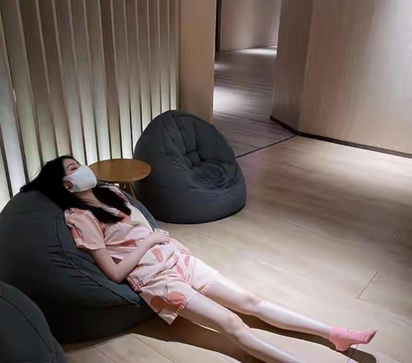 放松一下，躺在豆袋椅上真舒服。上联：煮茶聊天地；对下联原创