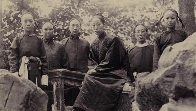 1908年11月，紫禁城的天空灰蒙蒙的，压着人喘不过气来。一个两岁多的孩
