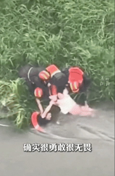 “怎么能这么聪明！”广东，一女子不小心掉入洪水，眼看几乎将她淹没，然而女子却并不