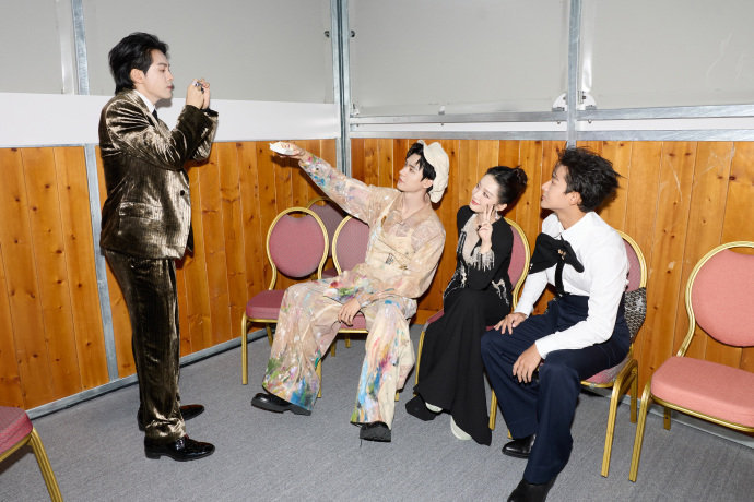 龚俊vogue合照龚俊晒花少地球超新鲜合照龚俊vogue合照，龚俊晒花少地球