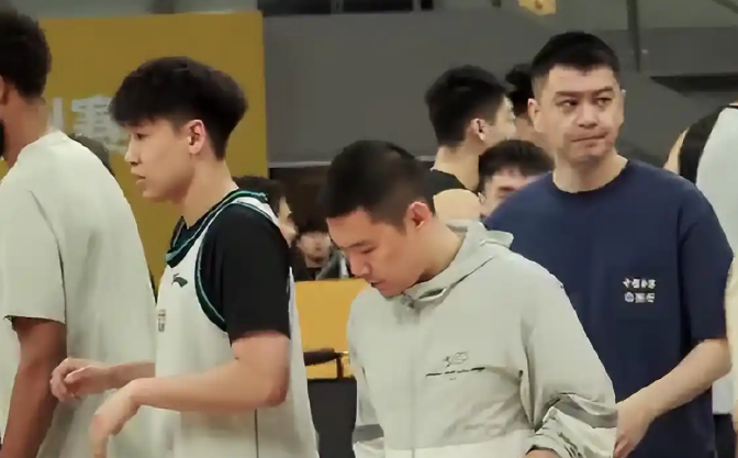 辽宁队又想打架吗？热身赛，辽宁队89:92不敌北控，比赛中出现不和谐的一面，辽宁