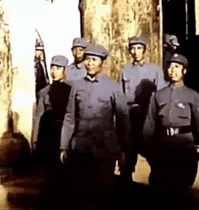 没有老人家，我们在黑暗中摸索就是一句空论；没有老人家，我们在分裂中团结就是一句