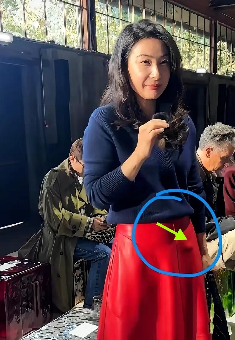 郭晶晶穿“鼓包裙”被群嘲？网友看第二眼直接闭嘴：我们错怪她了！前几天她出席活