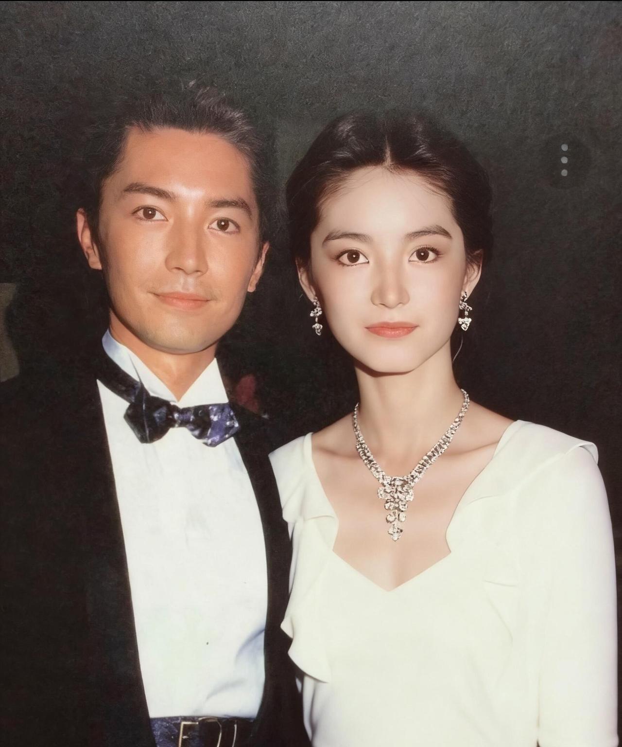 当年的帅哥美女的合影，真的好看，男的眉清目秀，剑眉星目，五官的每一个部分都完美，