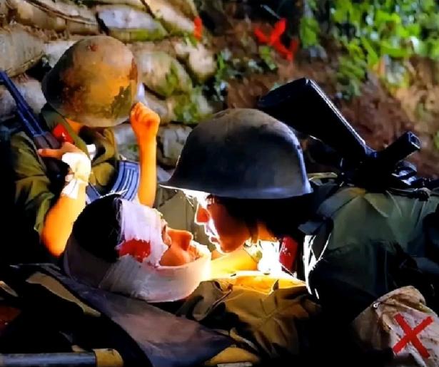 1986年，18岁的战士至死都没尝过爱情的滋味，牺牲前，奄奄一息的小战士，恳求