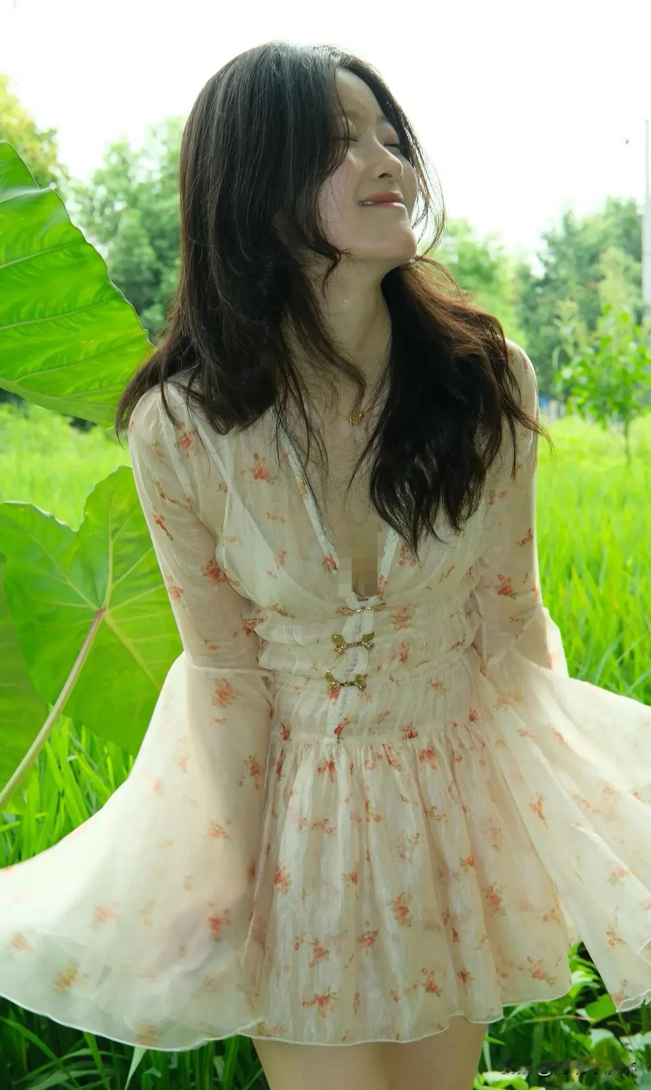 田野里的碎花裙女孩清风拂过裙摆，碎花与麦浪共舞。每一步都藏着夏日的