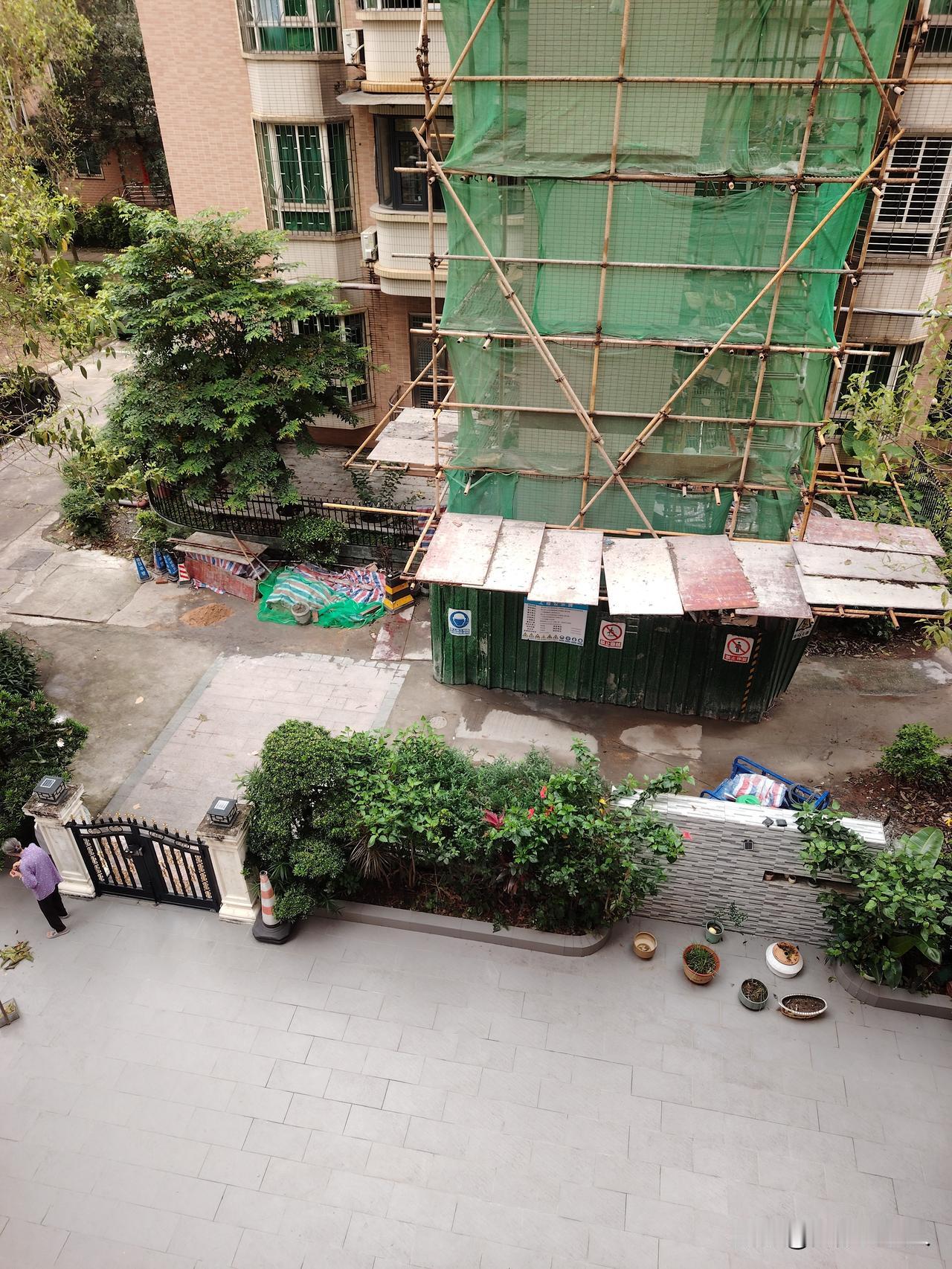 双休日施工原来是会被扣钱的，难怪现在一到周末就没人在装修了。一大早就听到窗外施