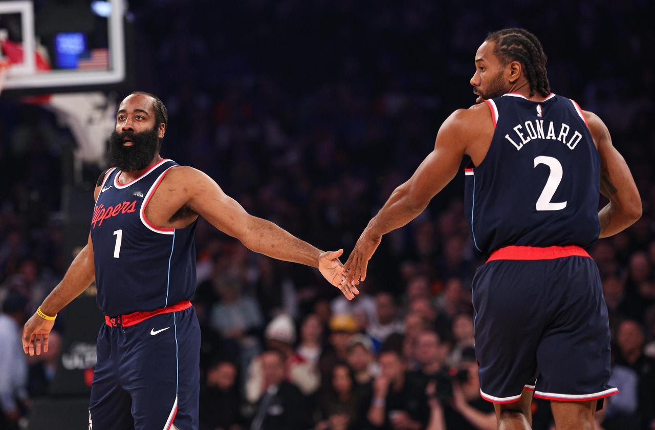 我刚在球迷群里听到个事儿，忍不住得说两句。灰熊和快船现在同是17胜23负，灰熊