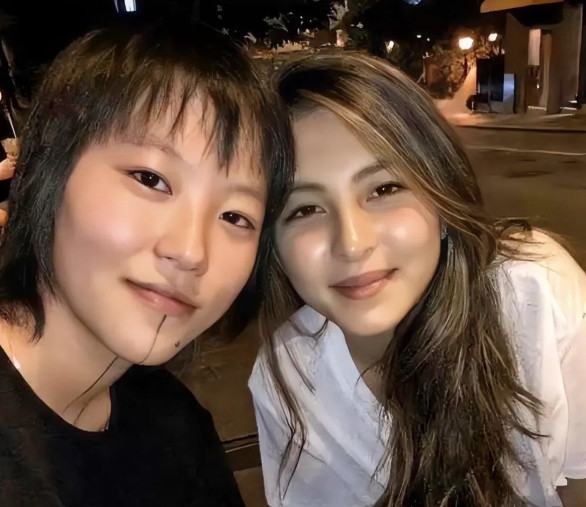 有一回，香港媒体故意问王菲的女儿窦靖童：“你有三个爸爸，窦唯、李亚鹏还有谢霆锋，