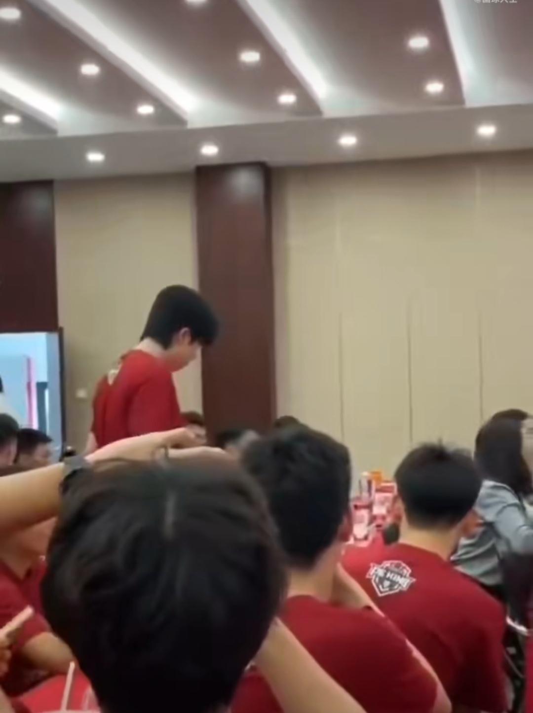 世界冠军也逃不脱开学的命运啊。大头来到北大的研究生教室。一群北大