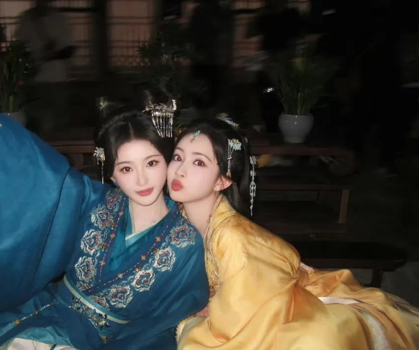 孟子义又和孔雪儿合作了但有一个最大的问题你们发现没她们两个之中有两个都特别