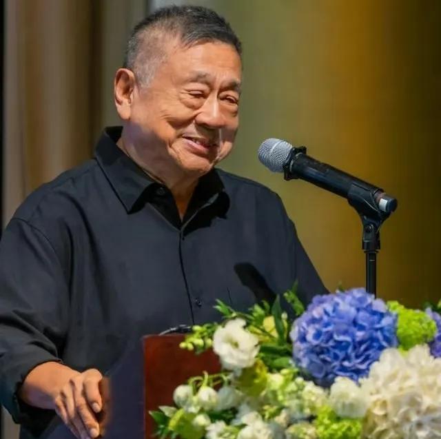 施南生的追思会上，第一个上台发言的人，是她大哥施苏拯。全场五百双眼睛盯着那个