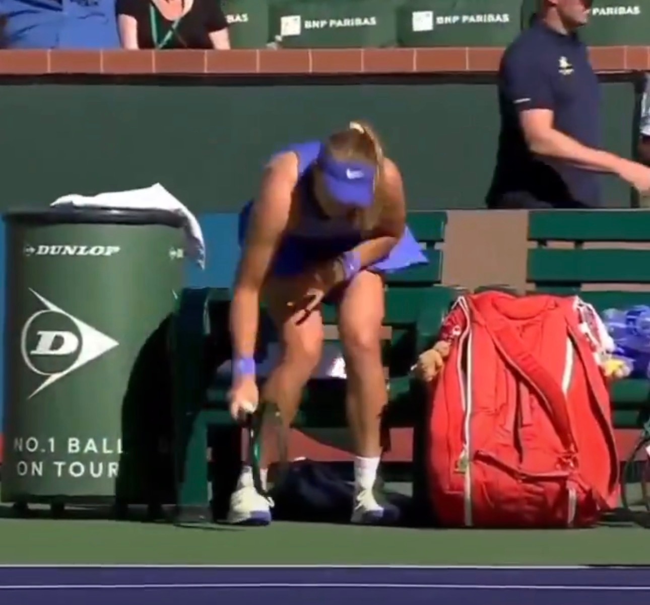 卫冕冠军小安德烈娃以6-4、6-7(5)、3-6不敌斯尼亚科娃，在印第安维尔斯1