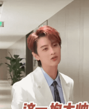 何健麒单手抱梓渝！