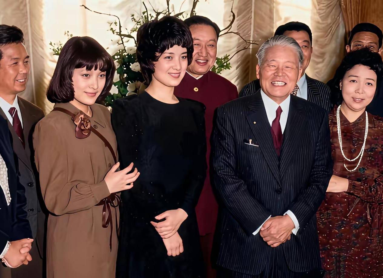 难得一见的怀旧老照片！陈冲、张金玲、田华、赵丹一众影视名家齐聚现场，风采绝佳。一