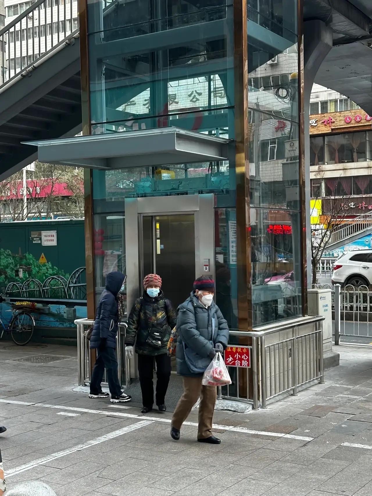 小西门跨河滩到人民公园的人行天桥就要交工使用了吗？这个人行天桥将是乌鲁木齐最新交