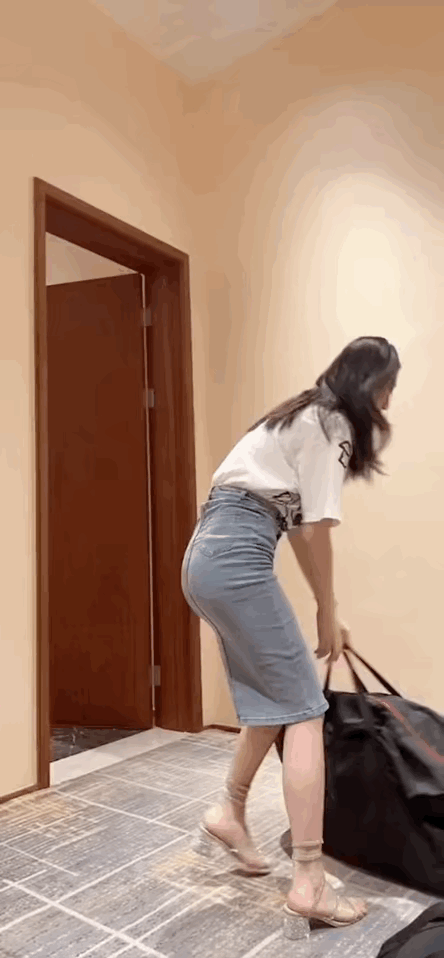 赶紧拦一下啊，这哪是真的想离家出走的样子。