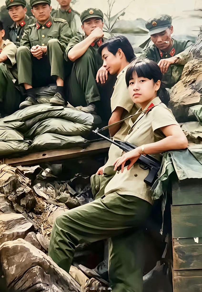 1987年。云南老山前线，一位女兵挎着79式微型冲锋枪。​​​