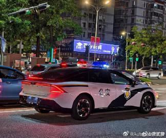 广东省前不久采购了33辆小鹏P7+做警车，还别说小鹏P7+这造型，配警车涂装居然