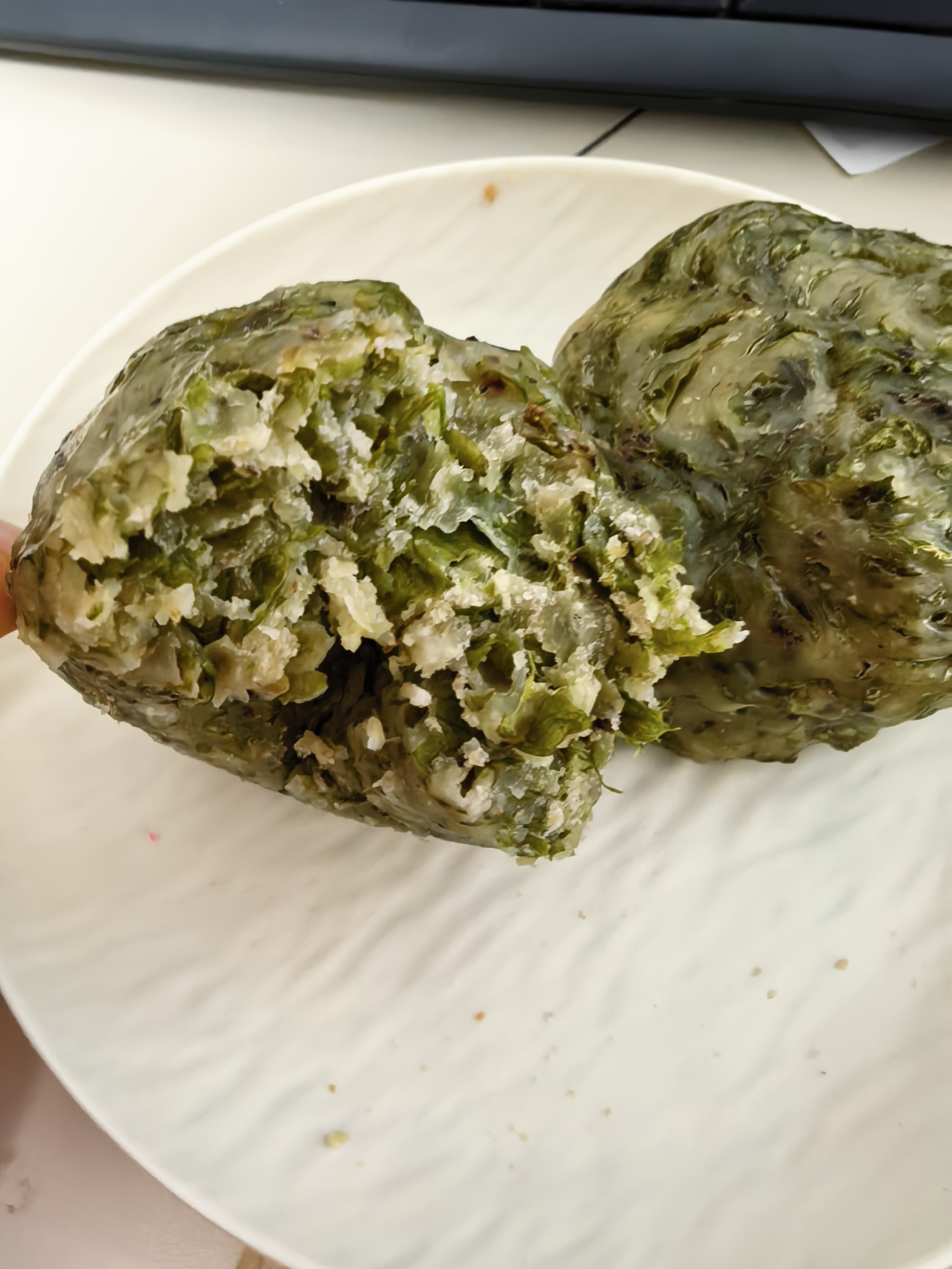 哇塞我人生第一次吃到榆钱窝窝头妈耶，原来这么好吃吗祖国地大物博真的好吃的地域性美