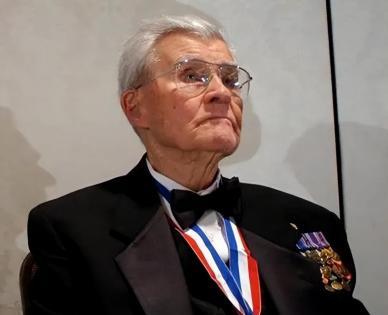 1945年，美国飞行员蒂贝茨45秒内就杀死了14万日本人。2005年，日本人要求