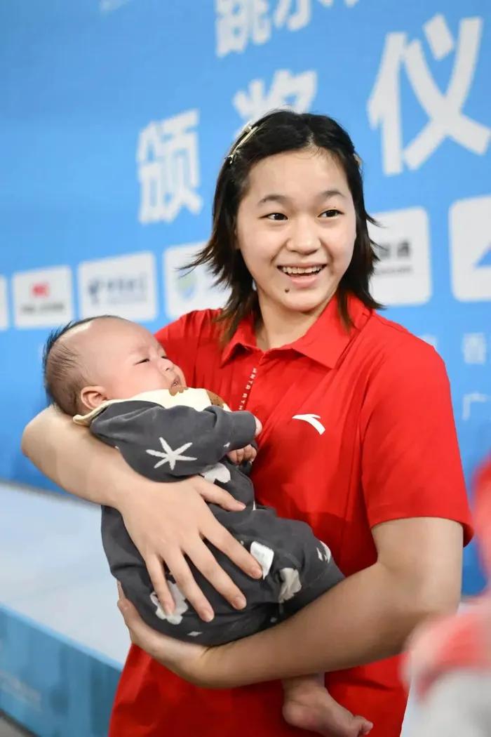 抱着队友孩子领奖的全红婵，可能是全中国，甚至全世界最松弛的运动员了吧！她总能