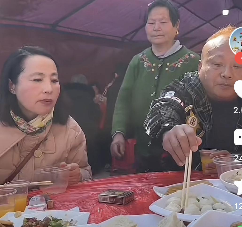 宴席上，觥筹交错间，戏剧性的一幕悄然上演。一位大妈眼神紧盯桌上香烟，趁众人不备，