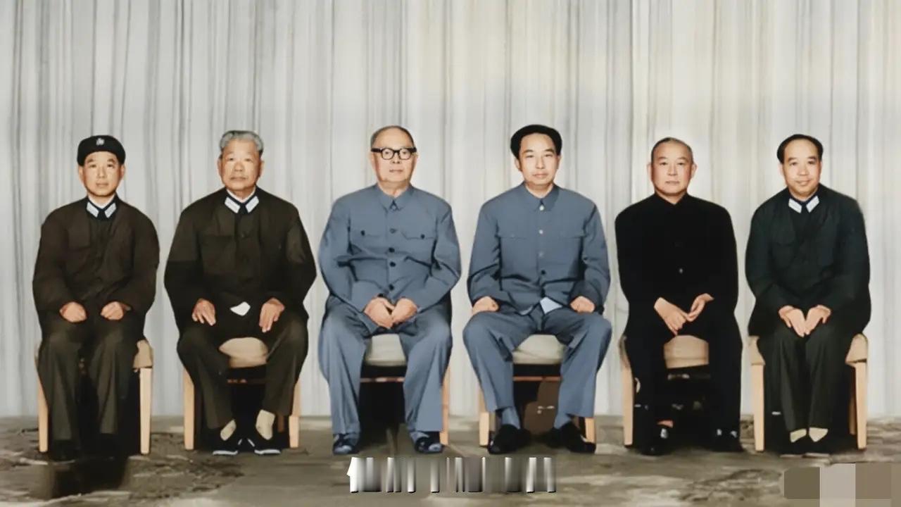 坐在C位的是谁？一身正气，气宇不凡