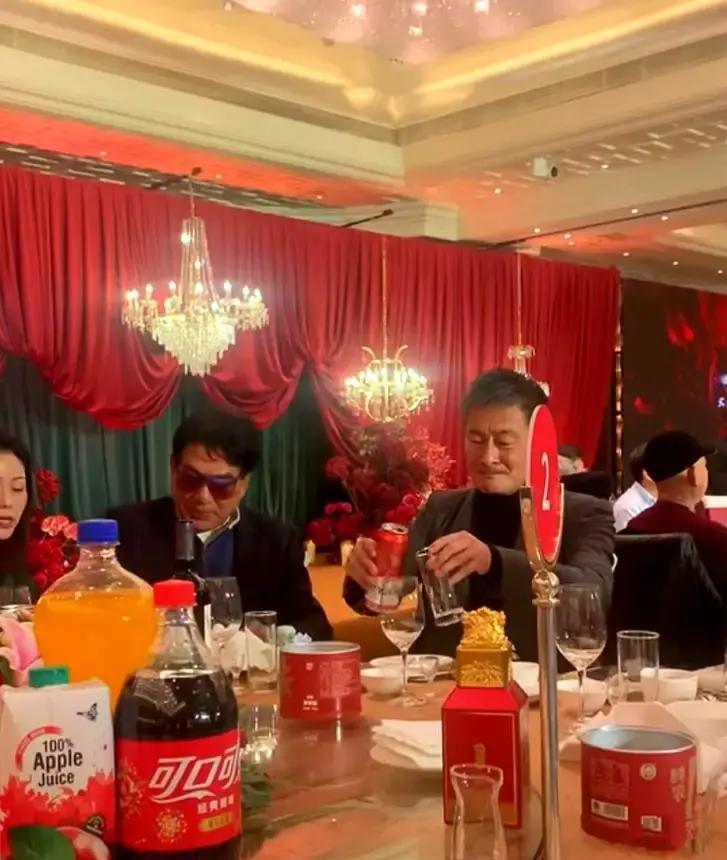 两张脸。两个年纪。昨天酒桌上的人，都在传这张照片。55岁的景岗山，面泛红光