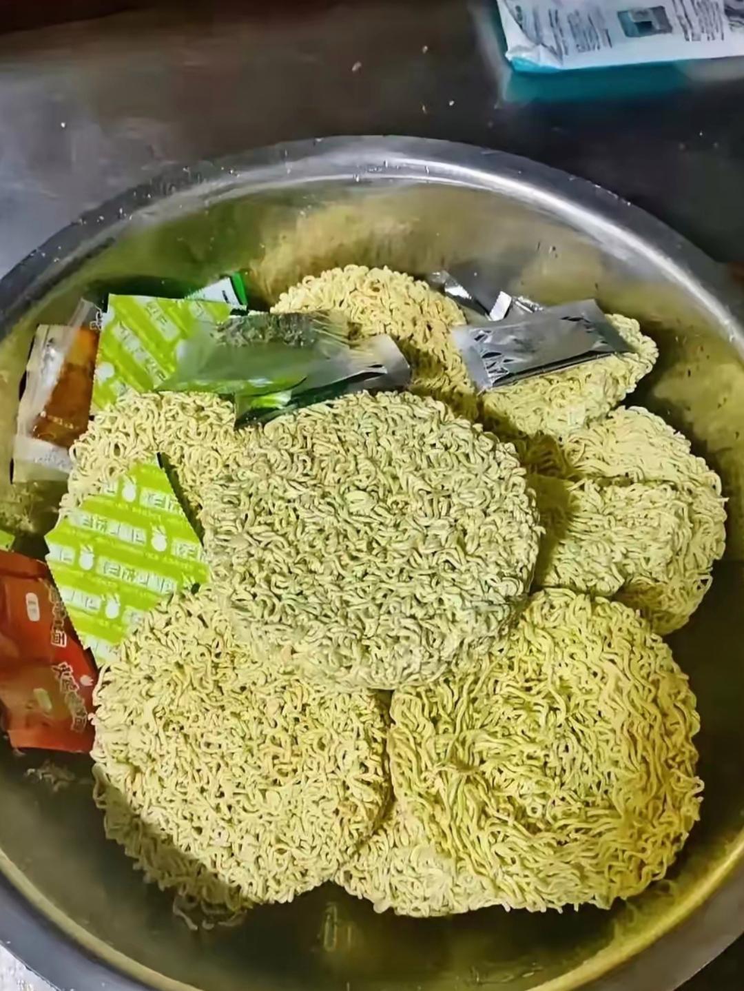 家里来了五个人，打开米缸发现没米了，想问一下用泡面招待他们可以吗?