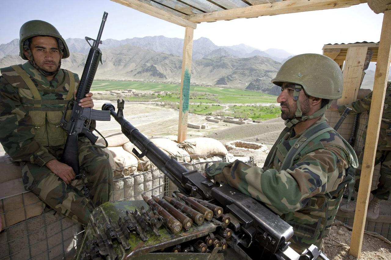 阿富汗阵地配备54式12.7毫米机枪。