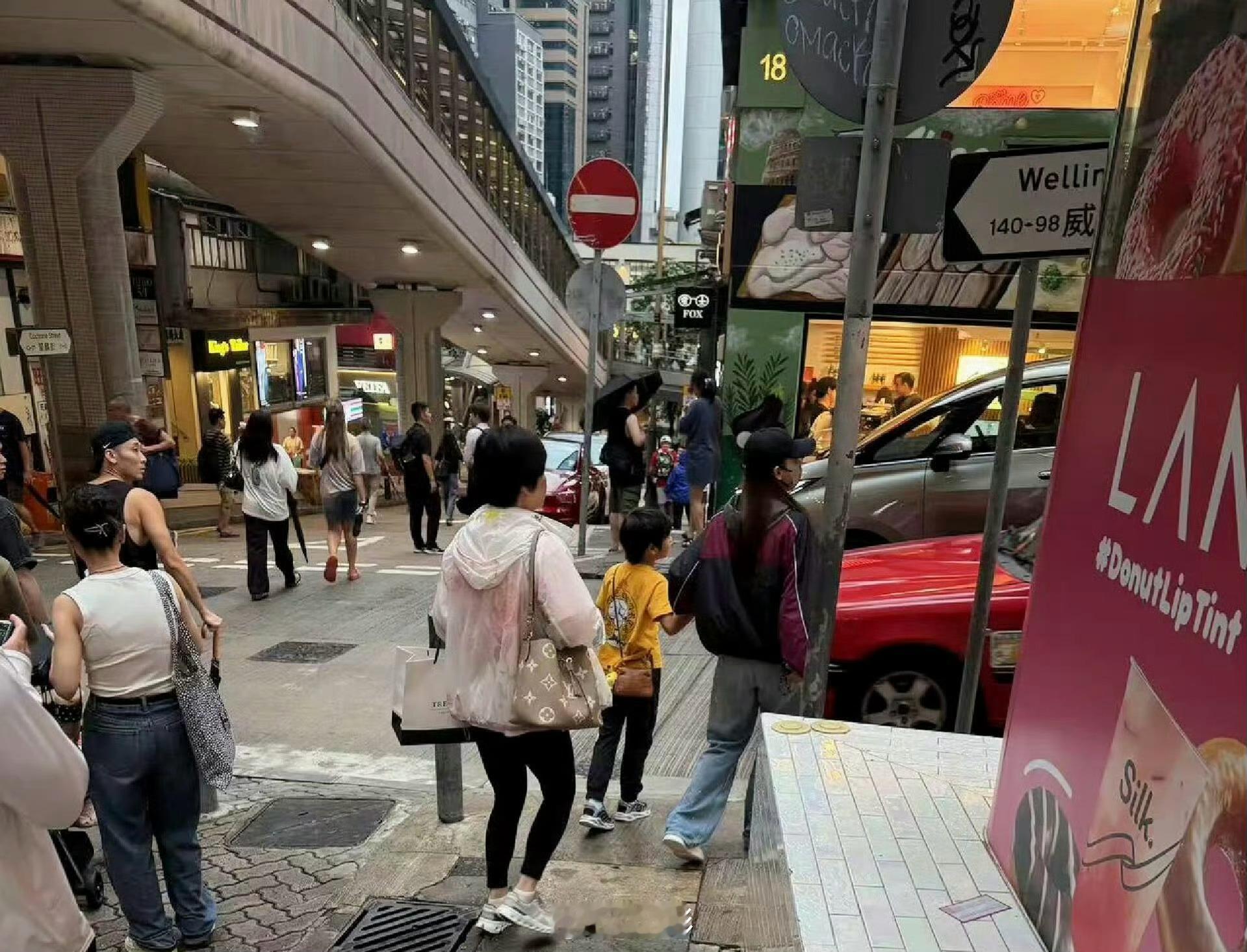 香港满大街随处可以偶遇明星是真的，香港的有钱人背LV挤地铁也是真的！​​​