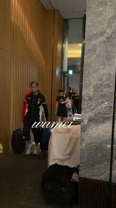 国乒5号下训，莎莎和两个队医一起下训。这次coco没有跟去横滨，女队教练暂时只看