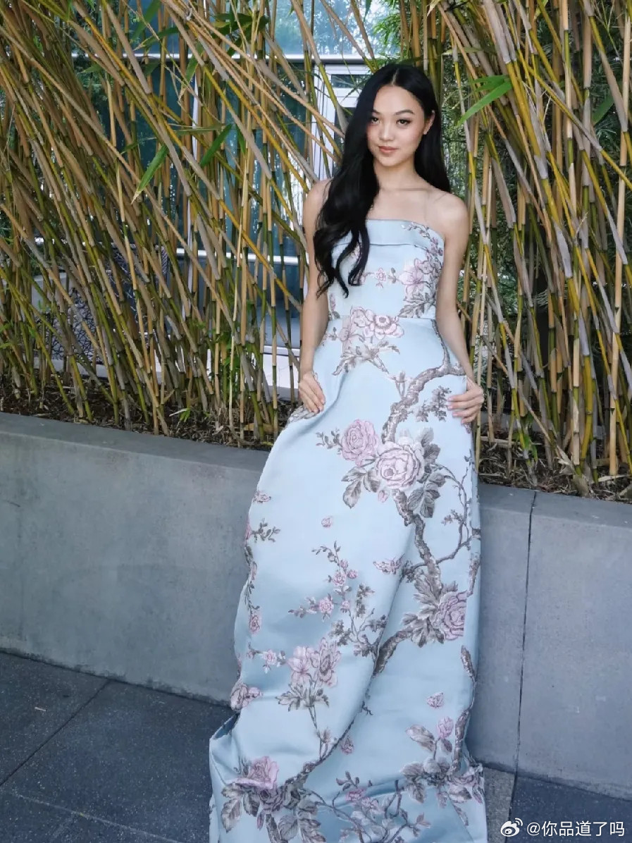 李连杰二婚大女儿亮相活动，气场全开尽显豪门底气李连杰的大女儿在最近的公开活动中亮