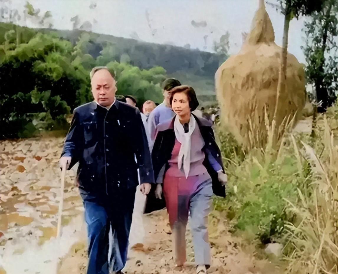 1959年陈毅元帅与夫人张茜一同返乡留影，37岁的张茜气质出众容貌优雅令人难忘！