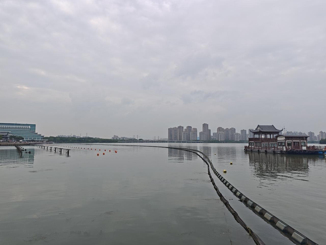 我的丈夫现在38岁，在公司里头算是中层管理岗位，出差方面的频率相对较高，一个月当