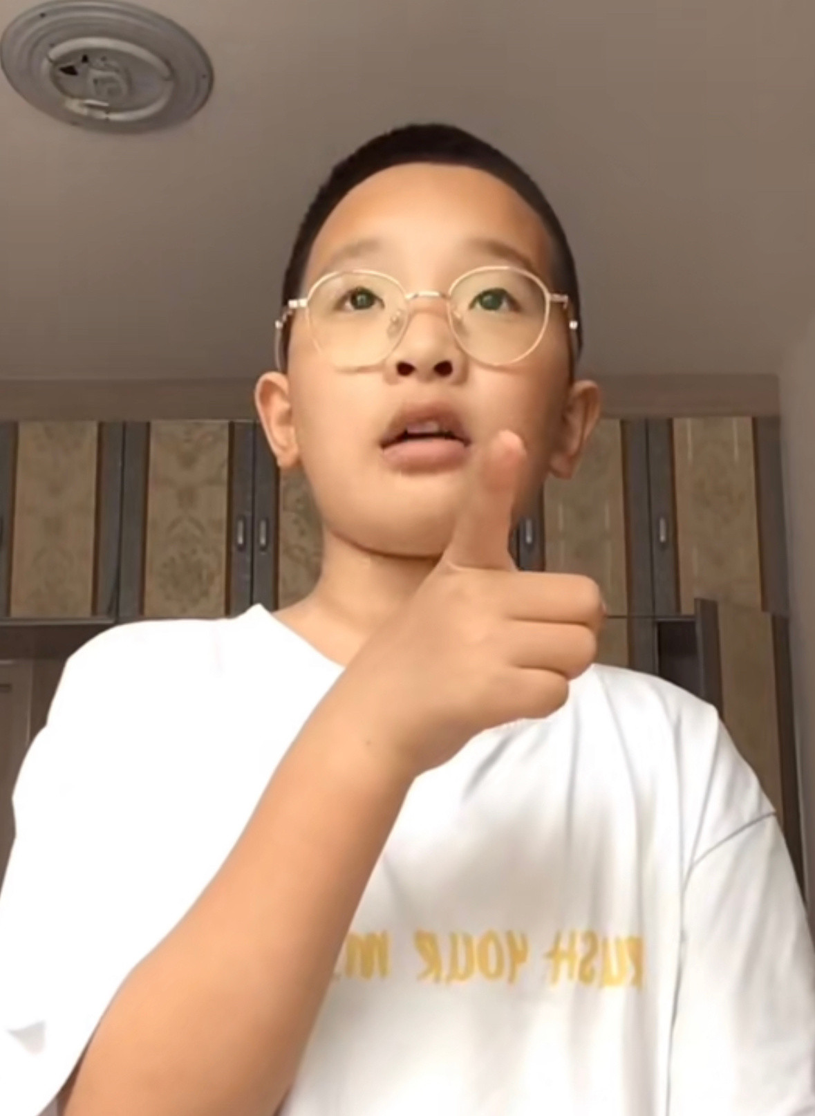 这张封面似乎在暗讽张艺兴的小短腿