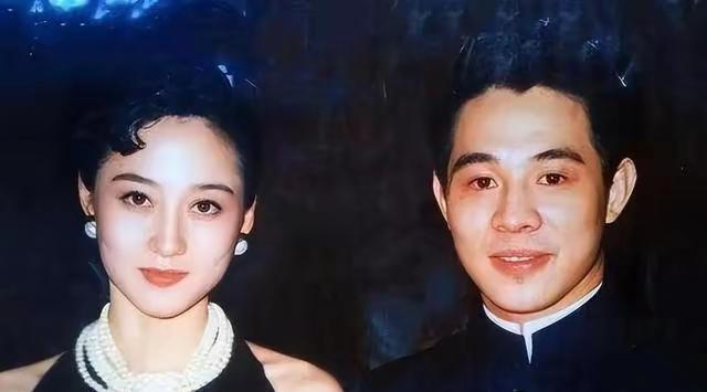 1999年，李连杰迎娶利智，港媒10字嘲讽:“情义千斤，不敌胸脯四两。”李连杰说