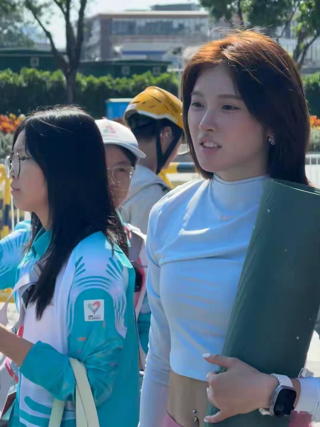 吴艳妮穿短款T恤，腰部裸露，肚挤眼处两颗闪闪发光的小钻石显眼！！！！！