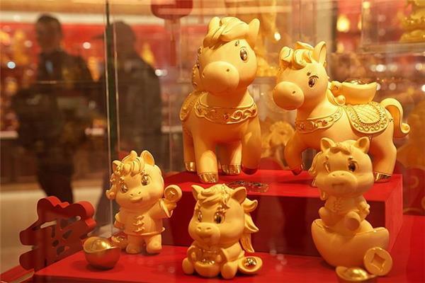 黄金回收套路多，央视曝光维权难！央视最近揪出黄金回收市场几大坑，沈阳张女士就