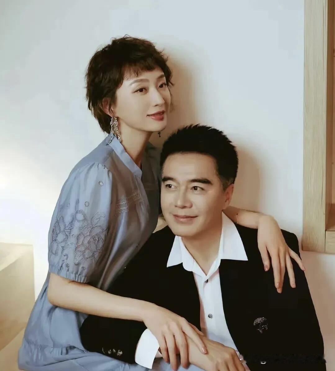 许亚军的现任妻子张澍脸蛋好精致，巴掌大小，特别的上镜，比何晴年轻漂亮。听说她也是