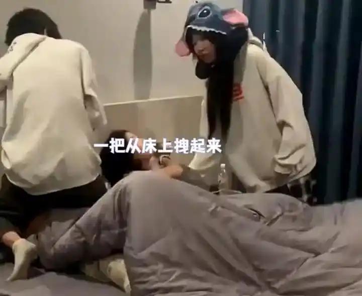 男子抓包女友竟然和自己好兄弟开房，现场直接崩溃嘶吼，多年兄弟情谊当场碎一地，这刀