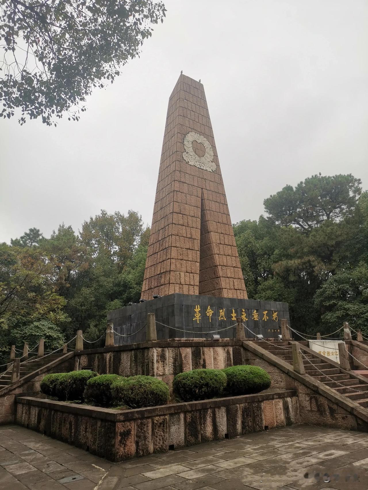 芜湖市烈士陵园位于弋江北路神山大道，1949年设革命军人公墓，1953年正式建园