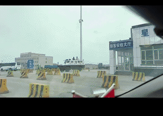 这是新疆哈密街头的武装警察。看起来真是安全感满满啊！