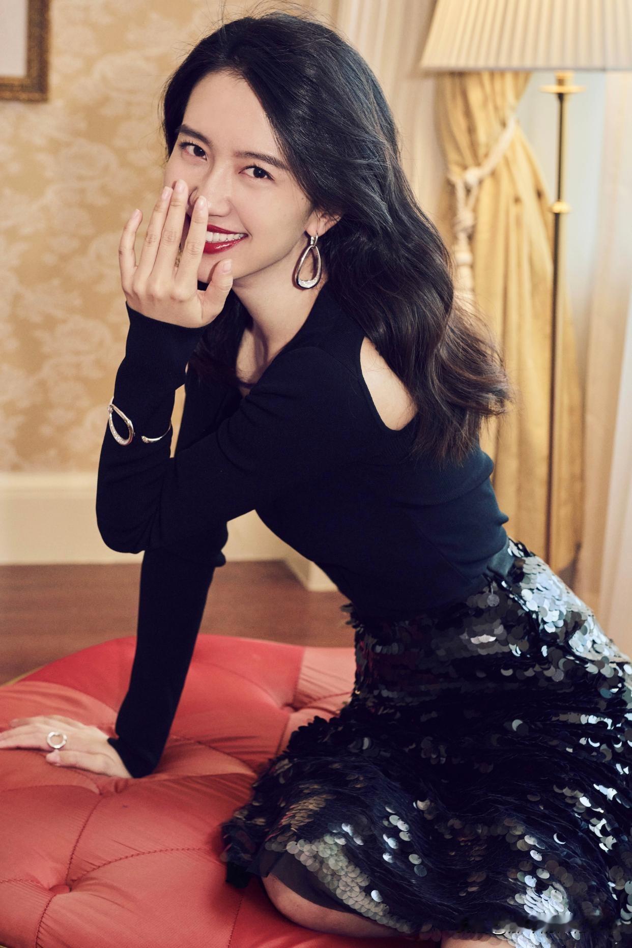 优雅黑裙加迷人微笑，这复古风韵谁能抵挡得住？就像奥黛丽·赫本在《蒂凡尼的早餐》里