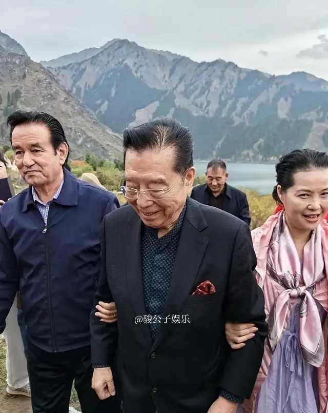 近日，86岁的歌唱家李双江携妻子梦鸽重返其“第二故乡”新疆，此行意义非凡。他曾在