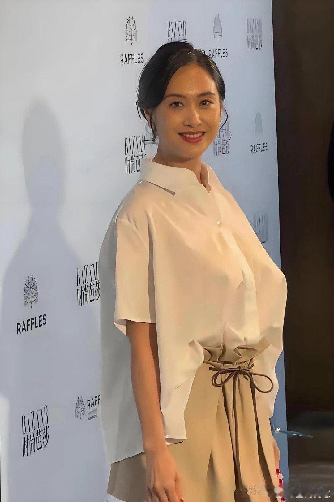 朱茵不愧是女神！五十多岁出席活动依旧美得耀眼，丝毫不见岁月痕迹～