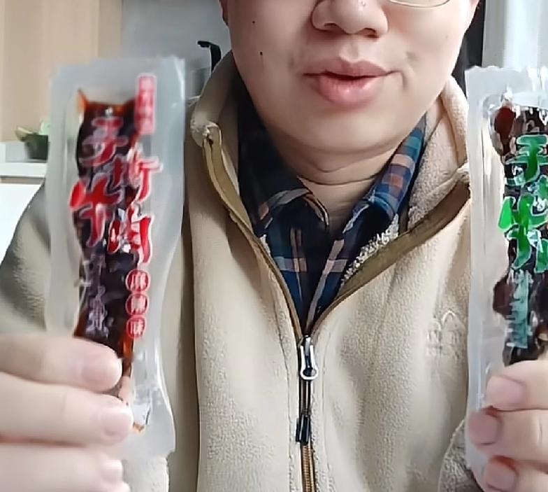 今年最暴利的行业出现了湖南一男子在展会上买了1斤牛肉干，由于自己不是很能吃辣，