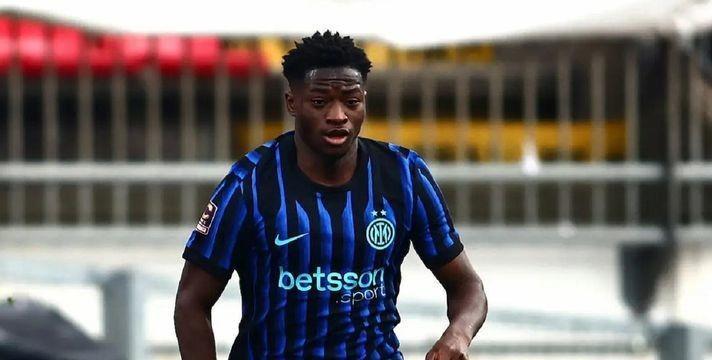 齐沃为国米右翼卫操碎心了。在邓弗里斯伤缺的这段时间，国米实验了多名右翼卫的人选，