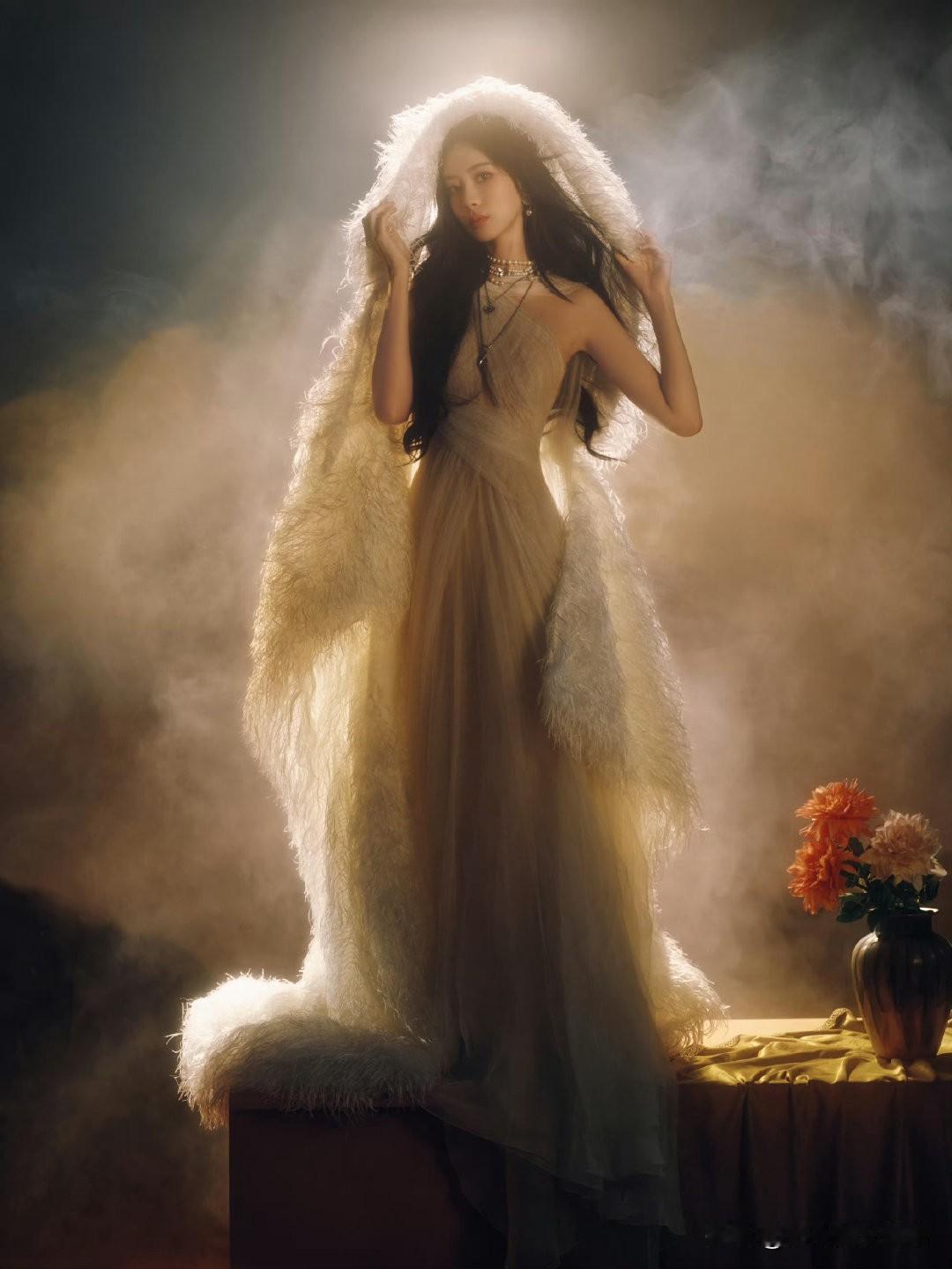 梦幻仙境里的优雅女神，光是想象就觉得美到窒息。就像祝绪丹那组图，淡紫色抹胸礼裙上